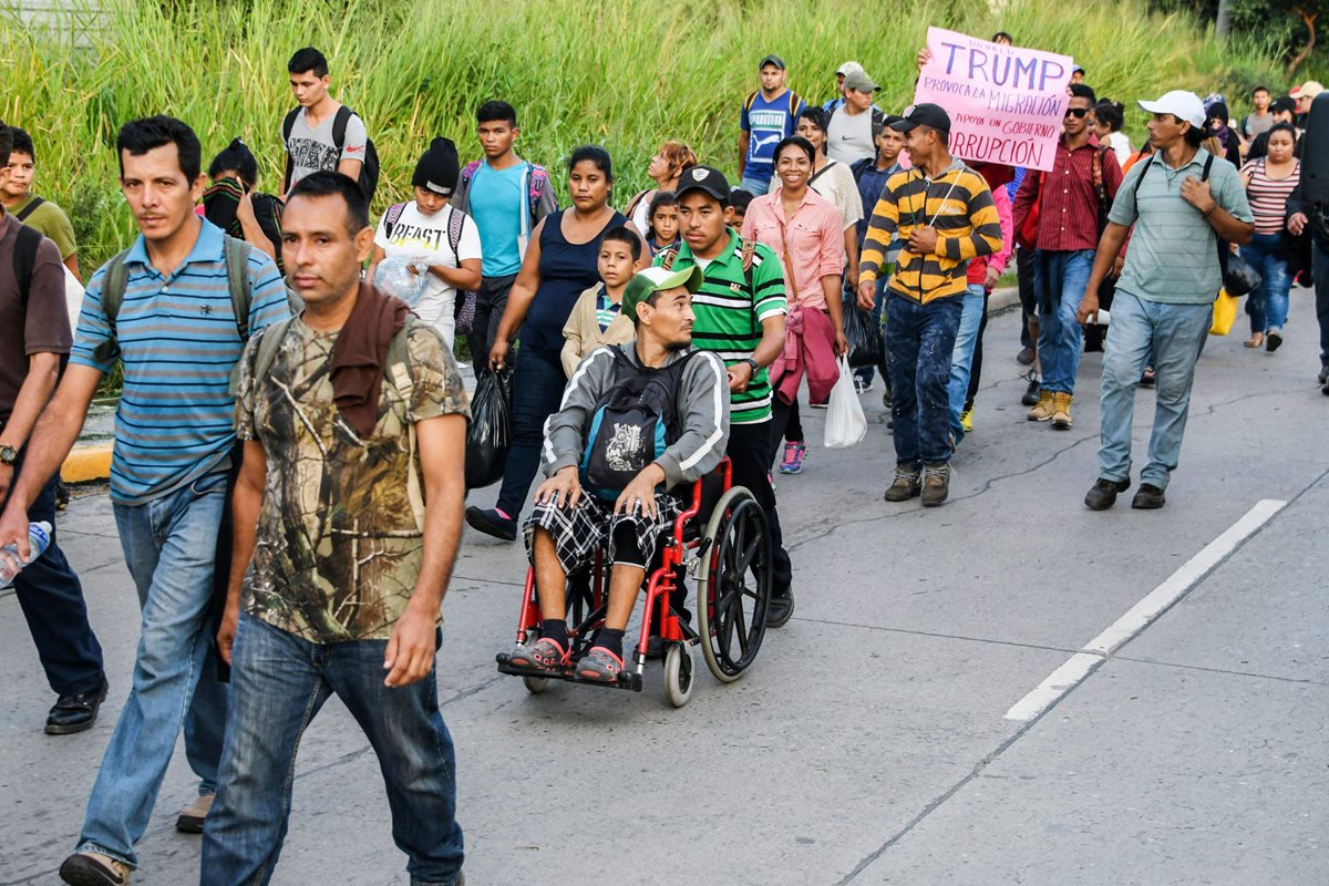 La caravana de migrantes hondureños partió de Honduras con la esperanza de encontrar un mejor futuro en Estados Unidos. (Foto Prensa Libre: AFP)