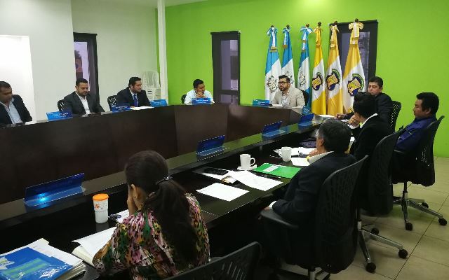 Sesión de Concejo de Mixco, cuando el alcalde Neto Bran hizo la propuesta de fotalecer la Policía Municipal, con cien agentes más. (Foto Prensa Libre: Oscar Felipe Q.)