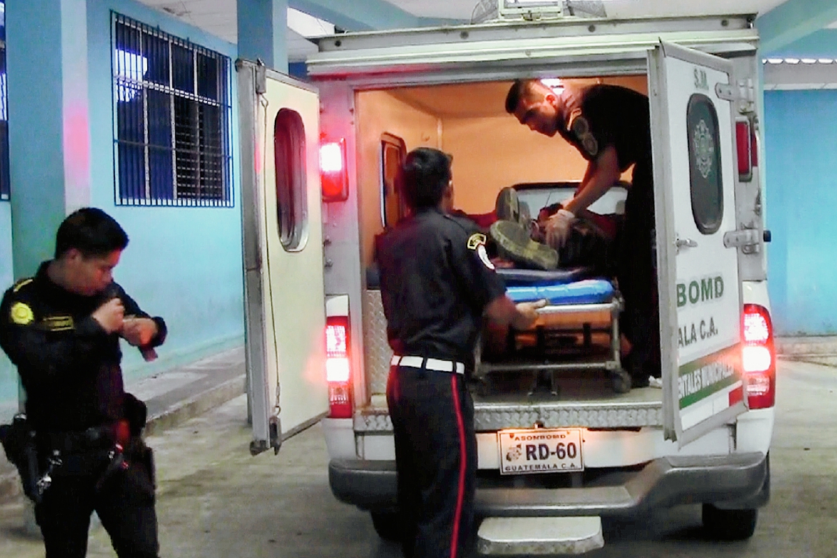 Socorristas ingresan   a  Javier Vásquez al Hospital Regional de Coatepeque. (Foto Prensa Libre: Alexander Coyoy)