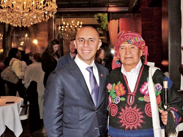 El alcalde de Providence, Jorge Elorza (izquierda), comparte con un líder espiritual maya, durante una reciente actividad con artesanos guatemaltecos que se desarrolló en un hotel de Providence, Rhode Island. (Foto Prensa Libre: Twitter/Jorge Elorza)