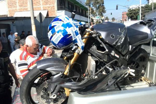 El motociclista colisionó contra el picop y por la gravedad de las heridas murió casi de inmediato. (foto Prensa Libre: Erick Ávila)
