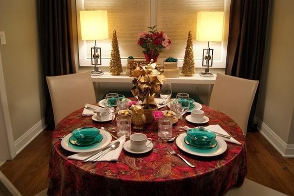 Una mesa sin puntas favorece la comunicación en las reuniones de esta época