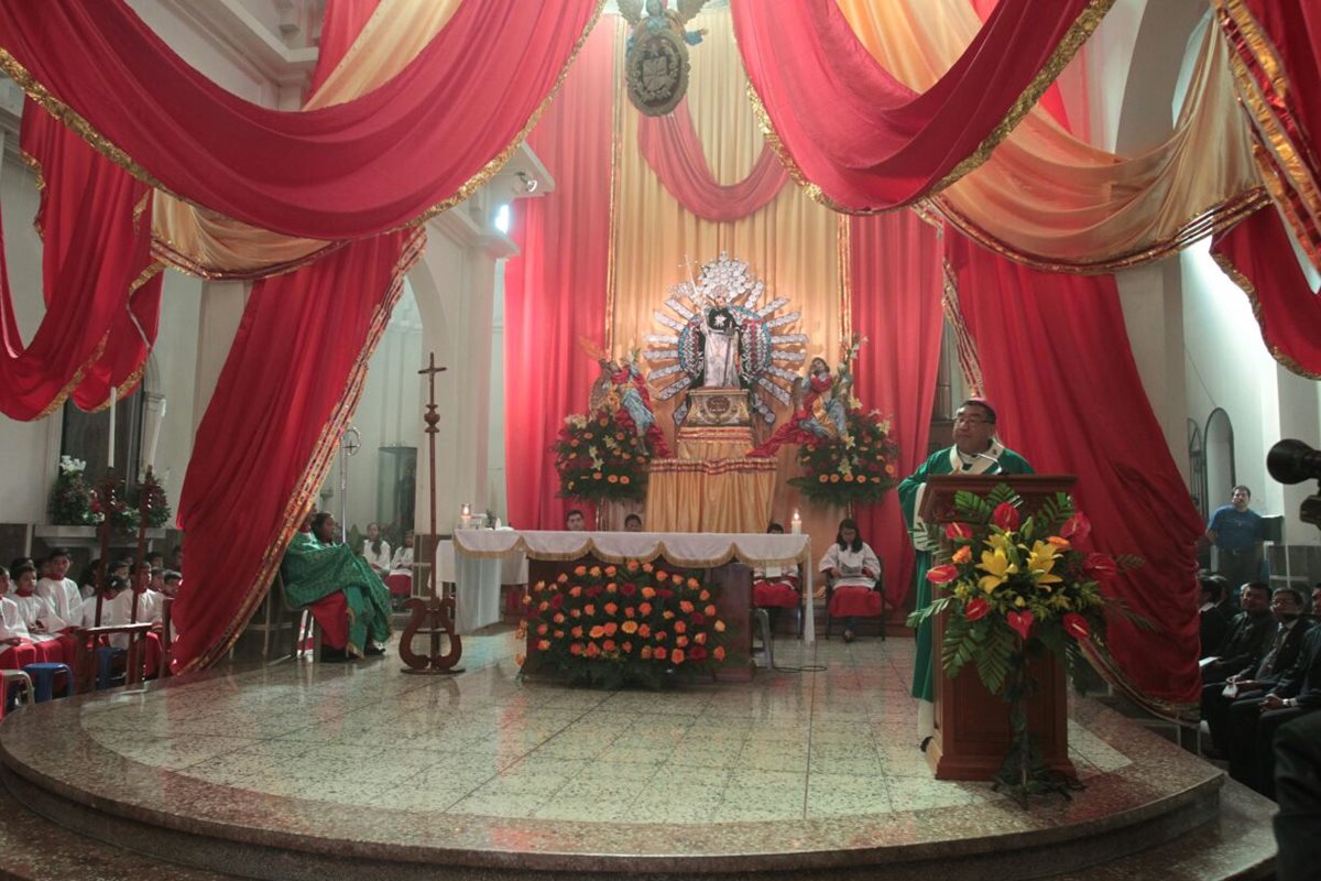Óscar Julio Vian durante misa dominical en Mixco. (Foto Prensa Libre: Paulo Raquec)