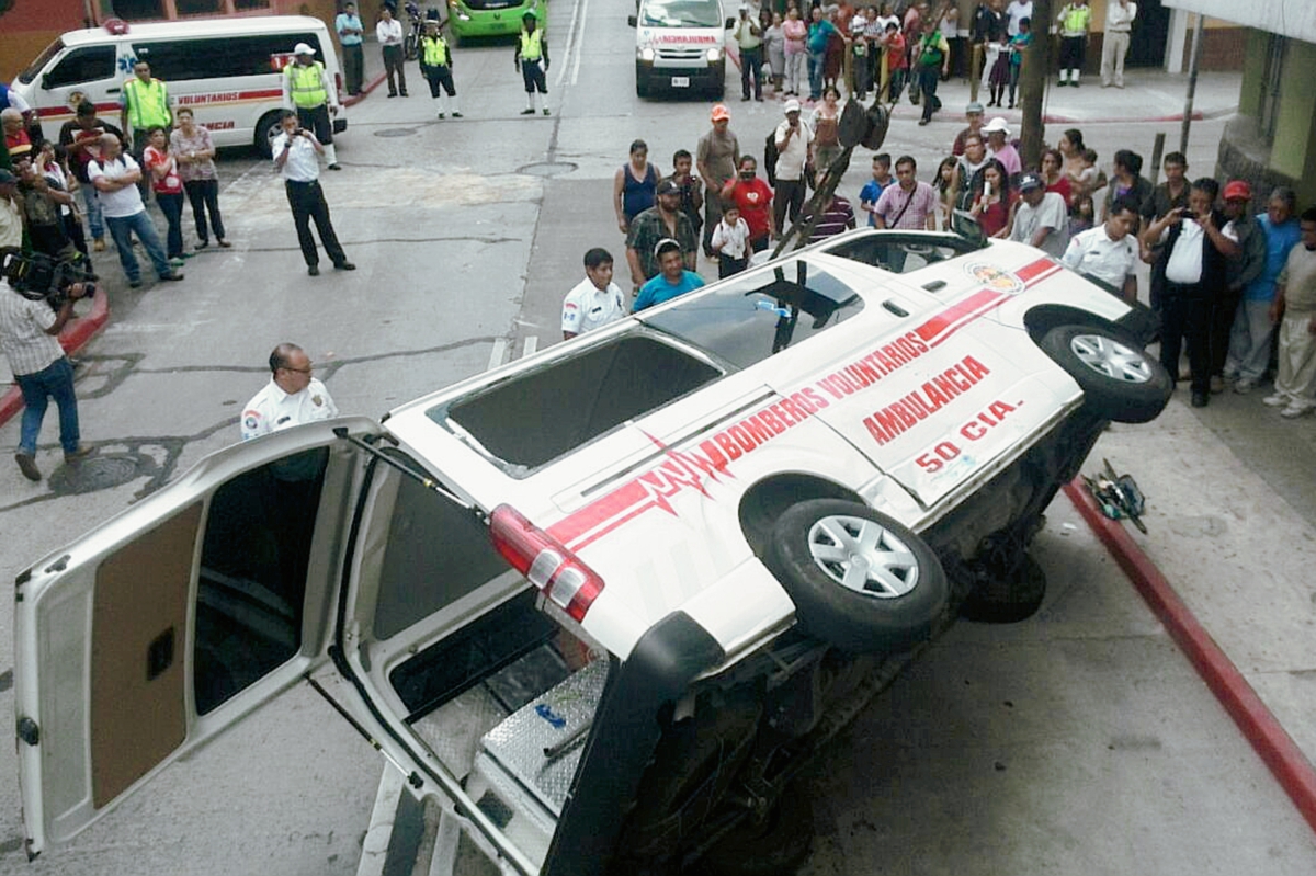 El accidente dejó heridos a una niña y dos bomberos. (Foto Prensa Libre: Erick Ávila)