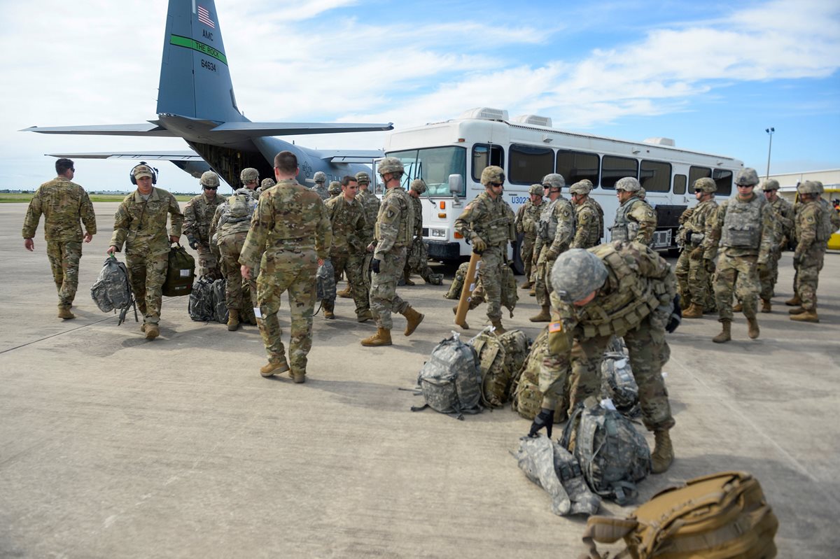 Militares llegan al aeropuerto internacional Valley, en Harlingen, Texas, EE. UU. (Foto Prensa Libre: EFE)