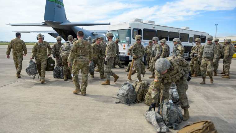 Militares llegan al aeropuerto internacional Valley, en Harlingen, Texas, EE. UU. (Foto Prensa Libre: EFE)