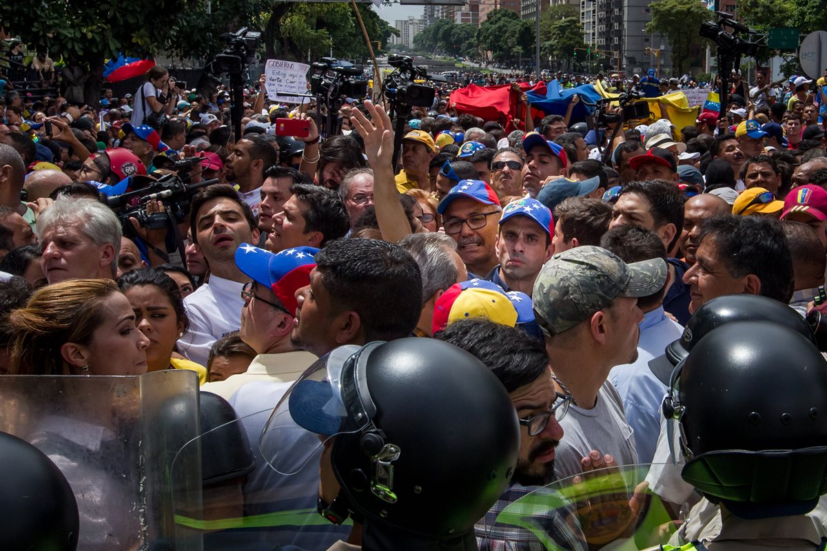 Henrique Capriles (c) participa una manifestación en la ciudad de Caracas, Venezuela. (Foto Prensa Libre:EFE).