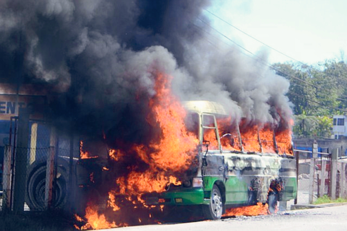 El microbús  prendió en llamas. (Foto Prensa Libre: Ángel Tax)