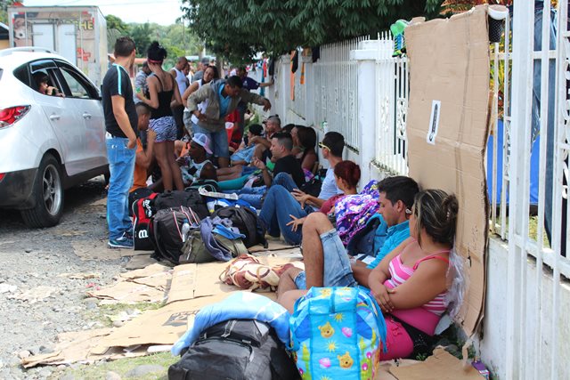 Cientos de cubanos están varados en la frontera entre Panamá y Costa Rica. (Foto Prensa Libre: EFE)