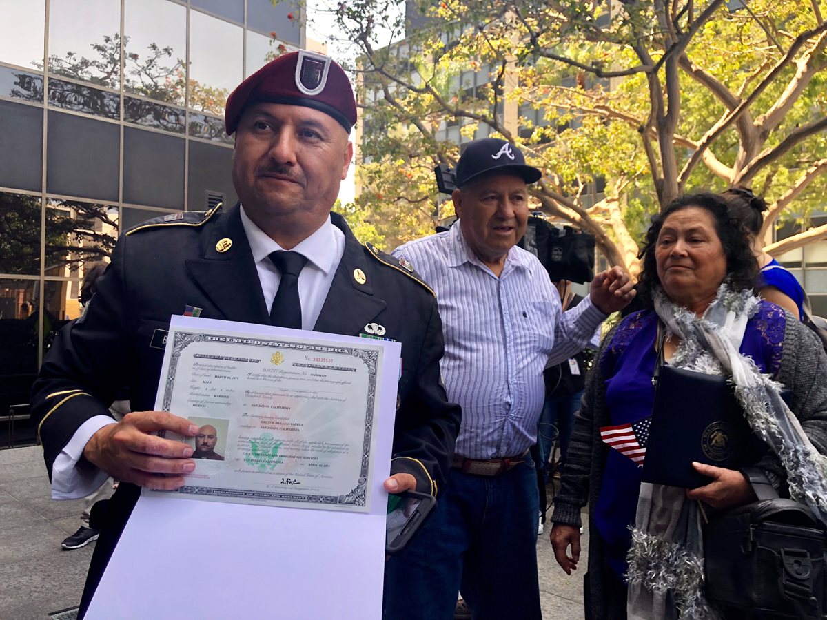 Héctor Barajas (i) muestra su certificado de nacionalidad estadounidense en San Diego, California. EE. UU. (Foto Prensa Libre:AFP).