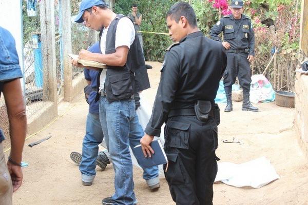 Investigadores trabajan en el lugar donde murió baleado Porfirio García en Nueva Santa Rosa. (Foto Prensa Libre: Oswaldo Cardona)