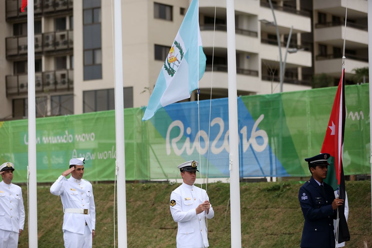 La bandera guatemalteca es izada en la Villa Olímpica este miércoles. (Foto Prensa Libre: EFE).