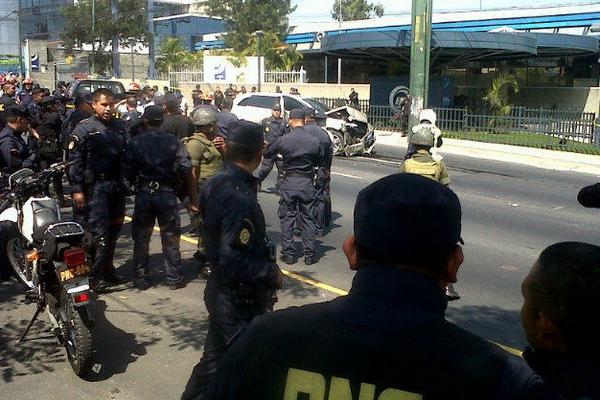 Paso vehicular bloqueado en calzada Roosevelt por persecución policial. (Foto cortesía de Dalia Santos)