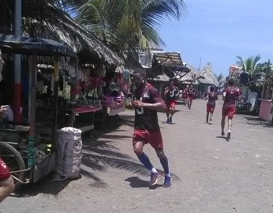 Bajo el intenso calor de la playa de Champerico los jugadores de Malacateco se ejercitaron de cara al Apertura 2018. (Foto Prensa Libre: Cortesía Deportivo Malacateco)
