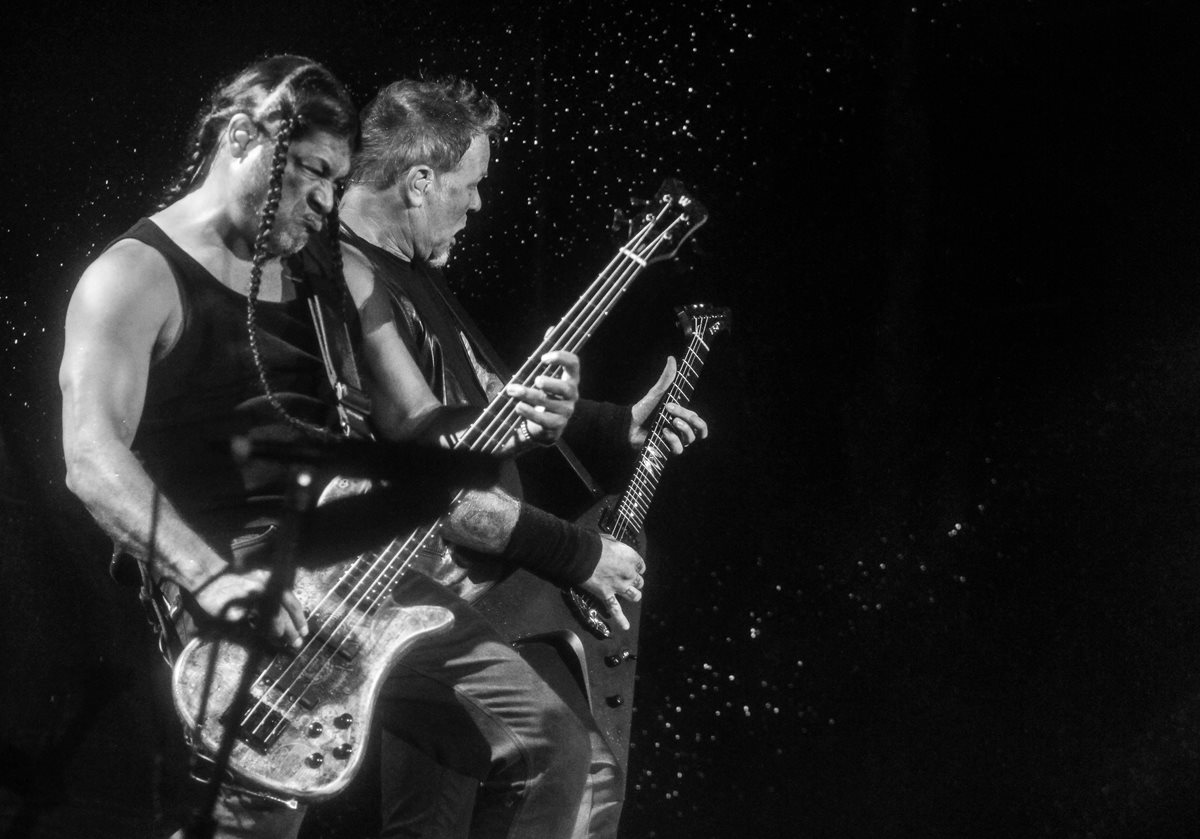 Imagen del fotoperiodista Keneth Cruz en la que se observa a Robert Trujillo y James Hetfield, integrantes de Metallica, durante su presentación en Guatemala en noviembre del 2016.
