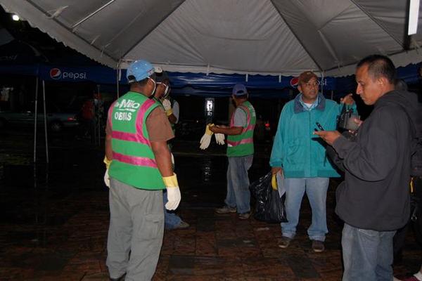 La comuna de Coatepque combate una plaga de ratas en el parque central de la población. (Foto Prensa Libre: Alexander Coyoy)<br _mce_bogus="1"/>
