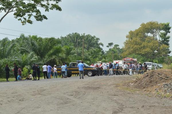 Las autoridades investigan la muerte de dos salvadoreños. (Foto Prensa Libre: Enrique Paredes).