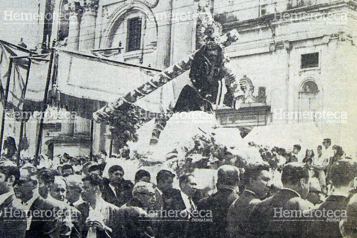 Salida de la procesión de la Reseña, el Martes Santo 9 de abril de 1968. Foto: Hemeroteca PL