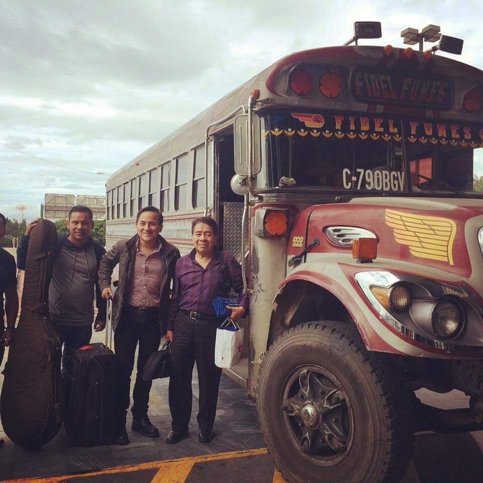 El músico Fidel Funes junto a su Marimba Orquesta llegaron al Aeropuerto Internacional La Aurora a bordo del bus que los trasporta a sus giras por el país. (Foto Prensa Libre: Cortesía Azacuán)