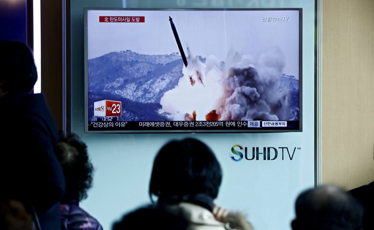 Corea del Norte lanzó dos misiles balísticos de alcance medio el viernes. (Foto Prensa Libre: EFE).