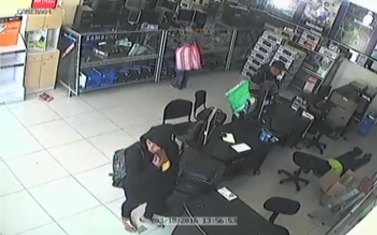 Cámara capta el robo en una venta de computadoras, en la zona 7 de Xela. Empleado permanece boca abajo, en el piso. (Foto Prensa Libre: Hemeroteca PL)