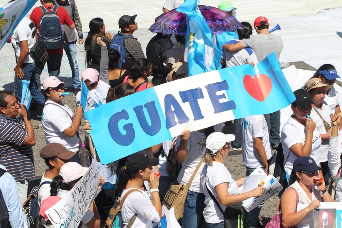 Niños, jóvenes y adultos han llegado a la Plaza de la Constitución para manifestar su rechazo a la corrupción e impunidad. (Foto Prensa Libre: Érick Ávila)