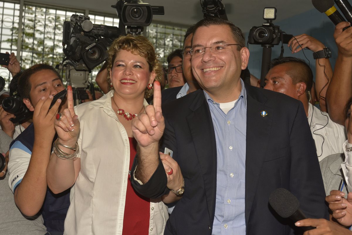 El presidenciable del partido Líder, Manuel Baldizón, captado el domingo 6 de septiembre luego de votar en Petén, junto a su esposa Rosa María Vargas. (Foto Prensa Libre: Hemeroteca PL)