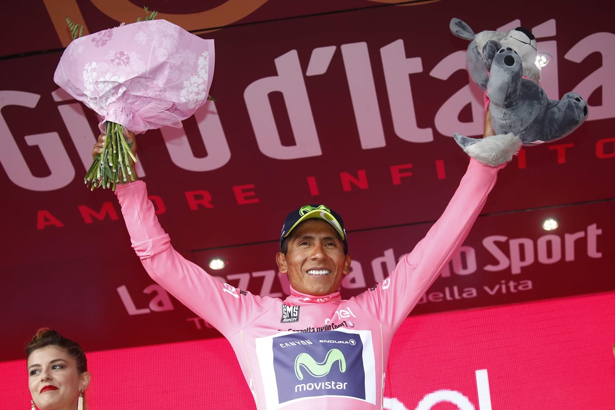 Nairo Quintana festeja el liderato del Giro de Italia. (Foto Prensa Libre: AFP)
