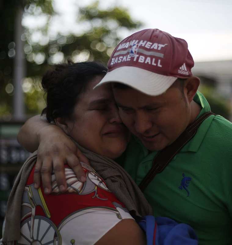Familiares se despiden antes de emprender el viaje hacia Guatemala, México y Estados Unidos. (Foto Prensa Libre: EFE)