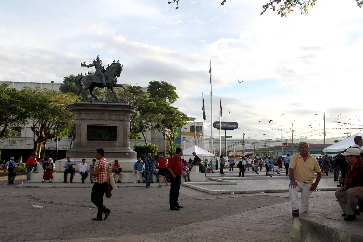 Peatones alarmados por fuerte sismo circulan en la plaza Gerardo Barrios, en San Salvador, El Salvador. (Foto Prensa Libre: EFE).