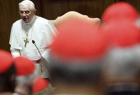 Papa Benedicto XVI se despide de los cardenales. (Foto Prensa Libre: AP)