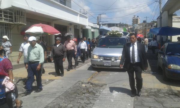 Cortejo fúnebre de ocho víctimas del deslave en El Cambray 2, se dirige hacia el Cementerio General de Xela. (Foto Prensa Libre: Carlos Ventura)