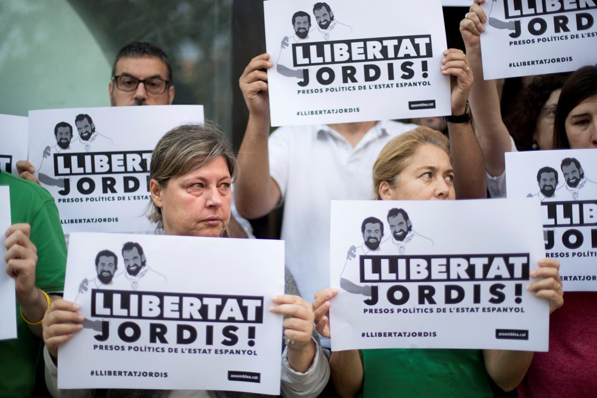 Un grupo se manifiesta contra la captura de independentistas en Barcelona. (Foto Prensa Libre: EFE)