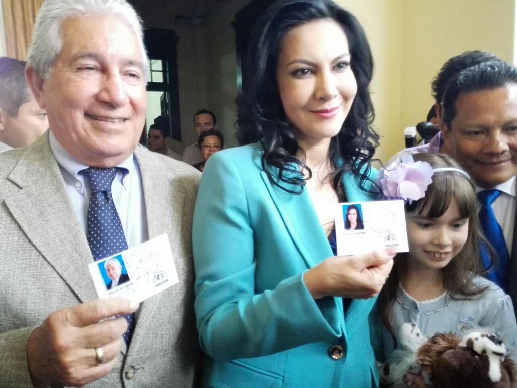 Zury Ríos y Juan Luis Mirón muestran las credenciales como candidatos a la presidencia y vicepresidencia por el partido Viva. (Foto Prensa Libre: Edwin Bercián)