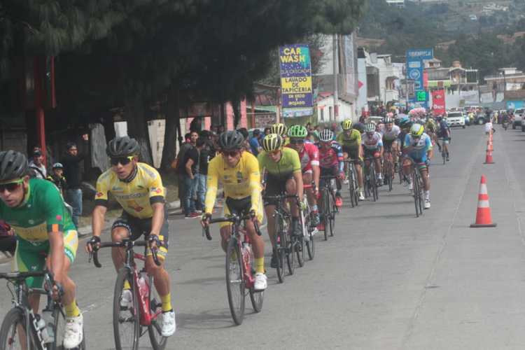 La caravana en el circuito de 143.5 kilómetros de la sexta etapa. (Foto Prensa Libre: Norvin Mendoza).