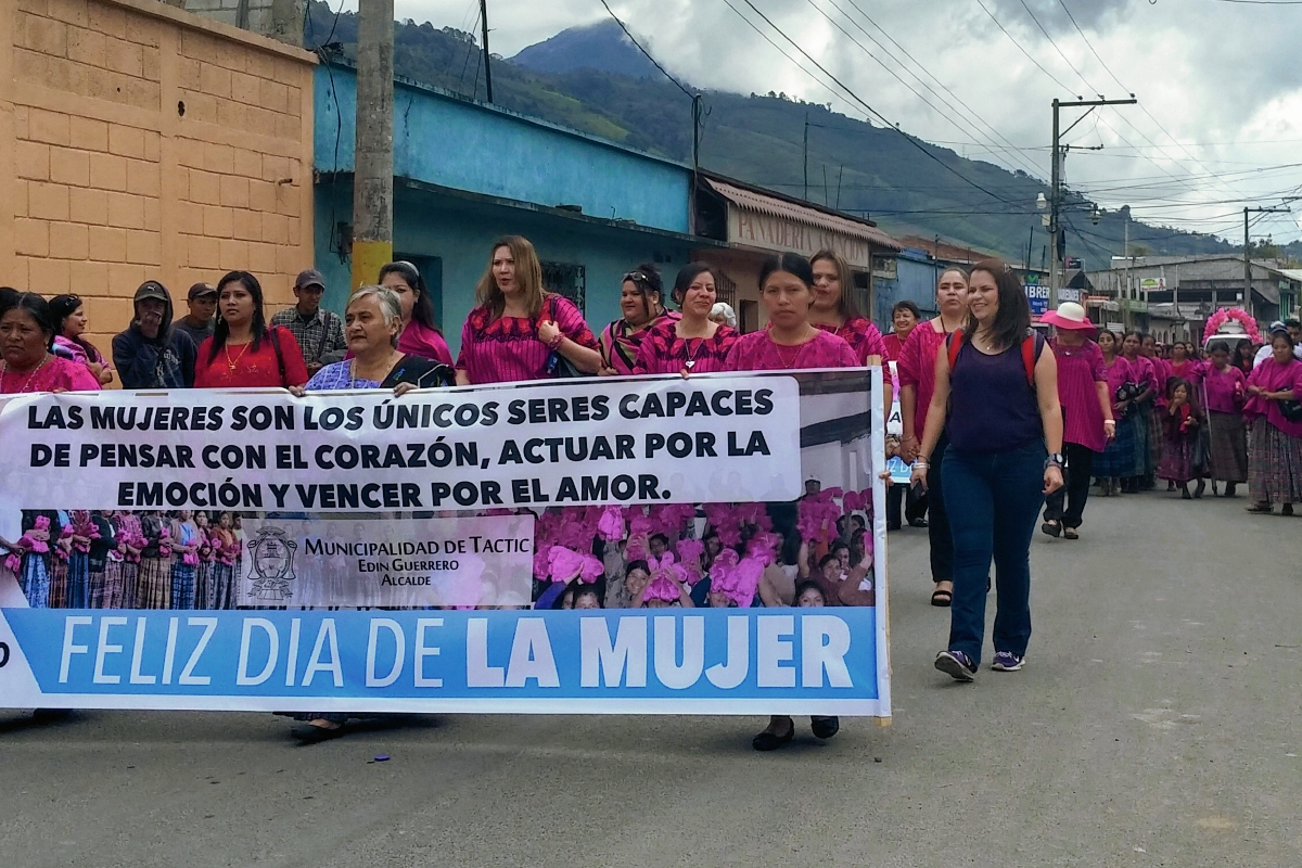 Con una caminata que concluyó en el estadio La Joya, conmemoran el Día Internacional de la Mujer en Tactic, Alta Verapaz. (Foto Prensa Libre: Eduardo Sam Chun)