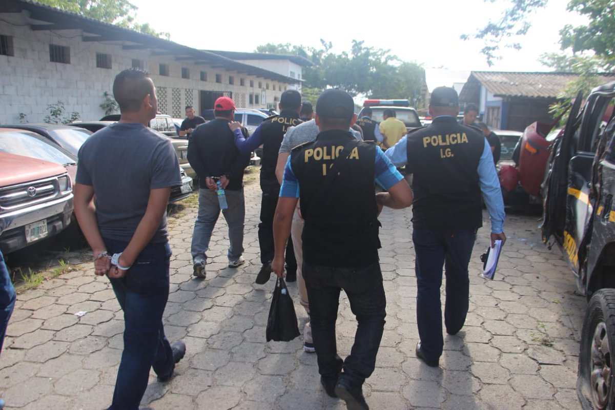 Las autoridades desarticularon una banda integrada por policías que realizó allanamientos ilegales. (Foto Prensa Libre: PNC)