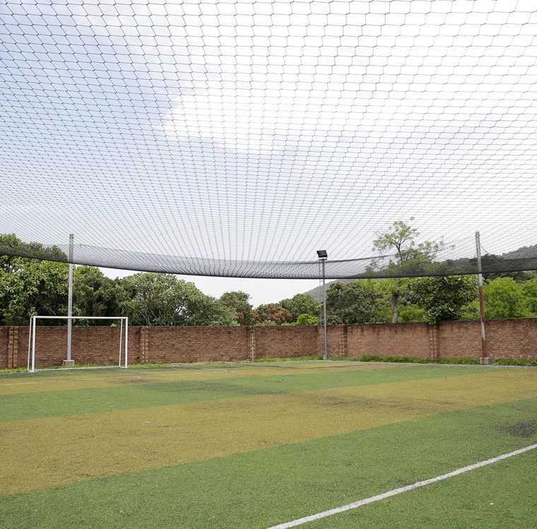 Otra propiedad en la que el Saca mandó a construir una cancha futbol provista de iluminación, así como un salón para ejercicios y baile. (AFP)