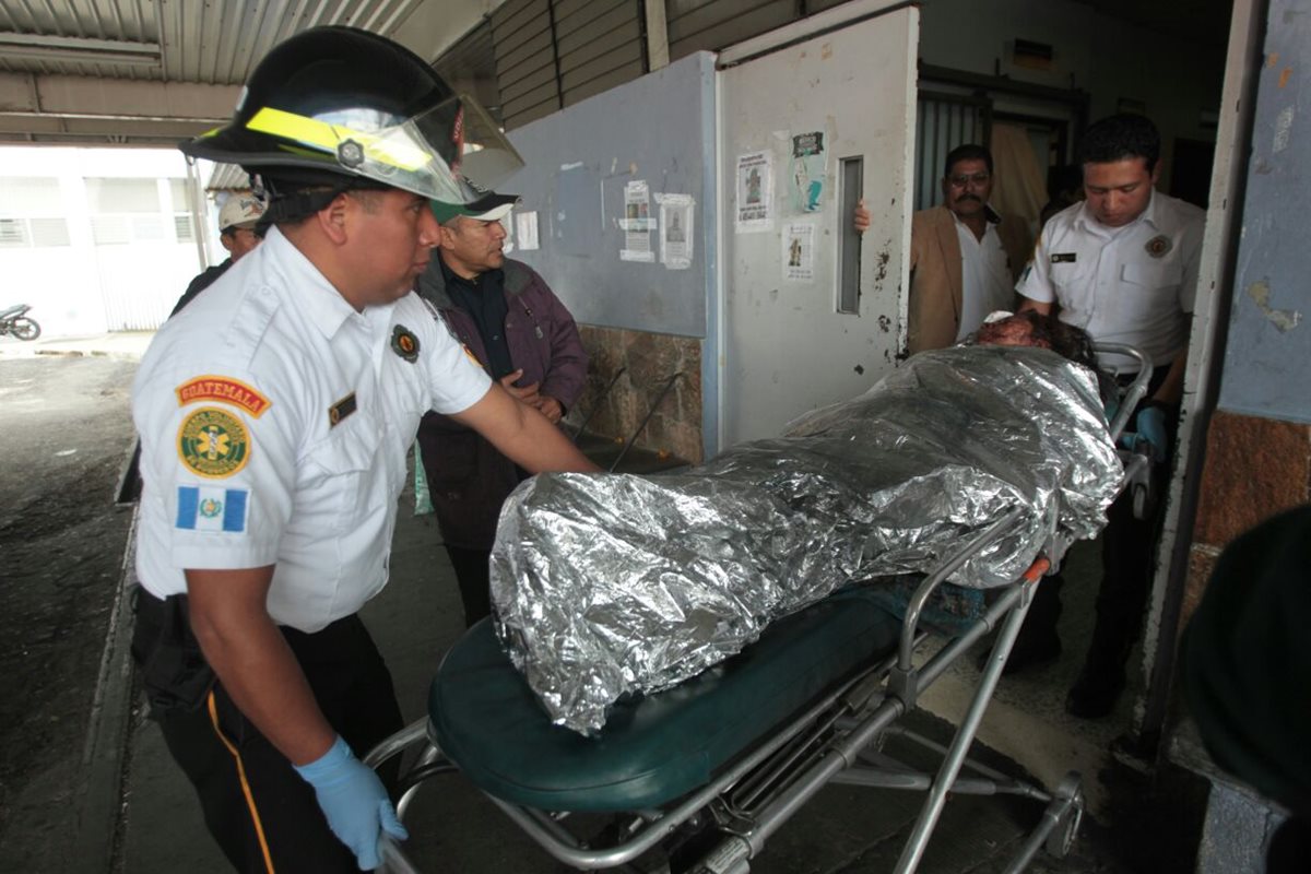 Los Bomberos Voluntarios ingresan a María Xocochip al Hospital San Juan de Dios. (Foto Prensa Libre: Erick Ávila)