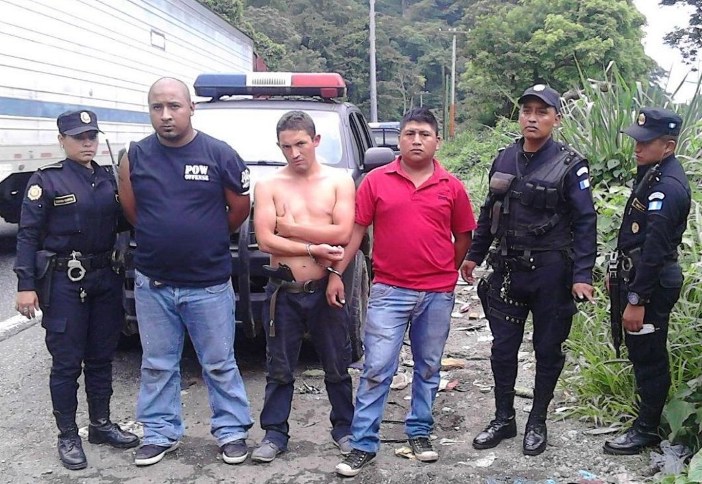 Los capturados son trasladados al Juzgado de Paz en Escuintla. (Foto Prensa Libre: Enrique Paredes)