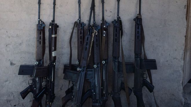 Los fusiles FN FAL son ampliamente utilizados en el mundo. Más de 40 de este tipo de armas fueron sustraídas de un arsenal policial en Paraguay. GETTY IMAGES