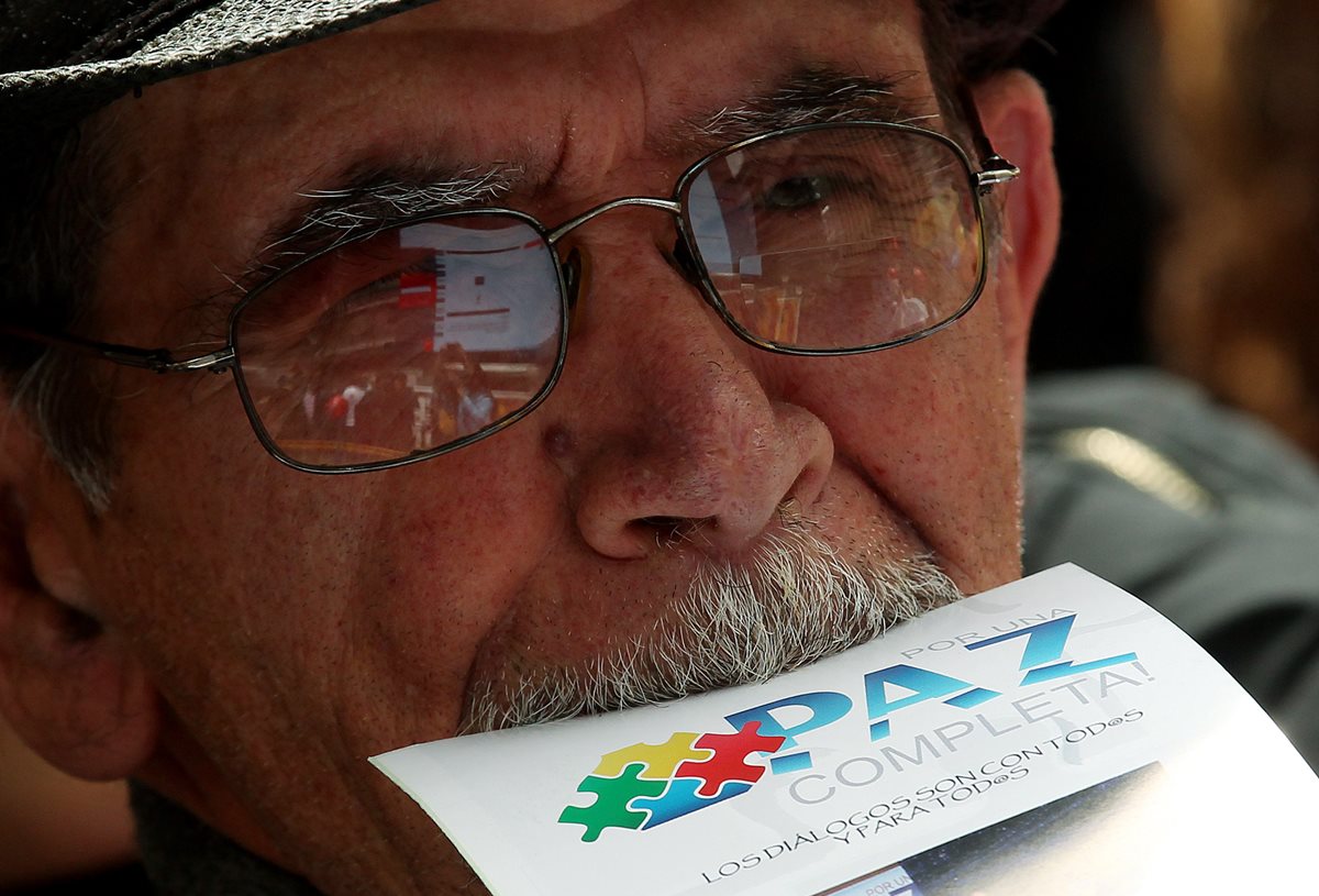 Un hombre asiste a un evento para celebrar el acuerdo firmado del cese el fuego y dejación de armas entre el Gobierno colombiano y la guerrilla de las Farc. (Foto Prensa Libre: EFE).