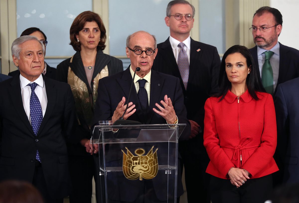 El canciller peruano, Ricardo Luna (c), habla junto a sus homólogos de 17 países de América y el Caribe. (Foto Prensa Libre: EFE).