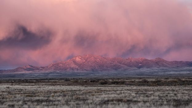 Los migrantes se entregaron a las autoridades en Lordsburg, después de haber cruzado el desierto. GETTY IMAGES
