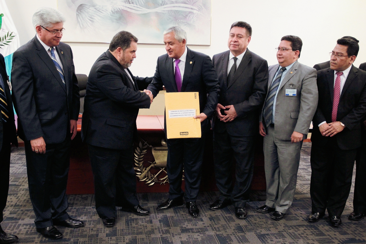 Carlos Alvarado,  rector de la Universidad de San Carlos, entrega el expediente al presidente Otto Pérez Molina. (Foto Prensa Libre: Paulo Raquec)