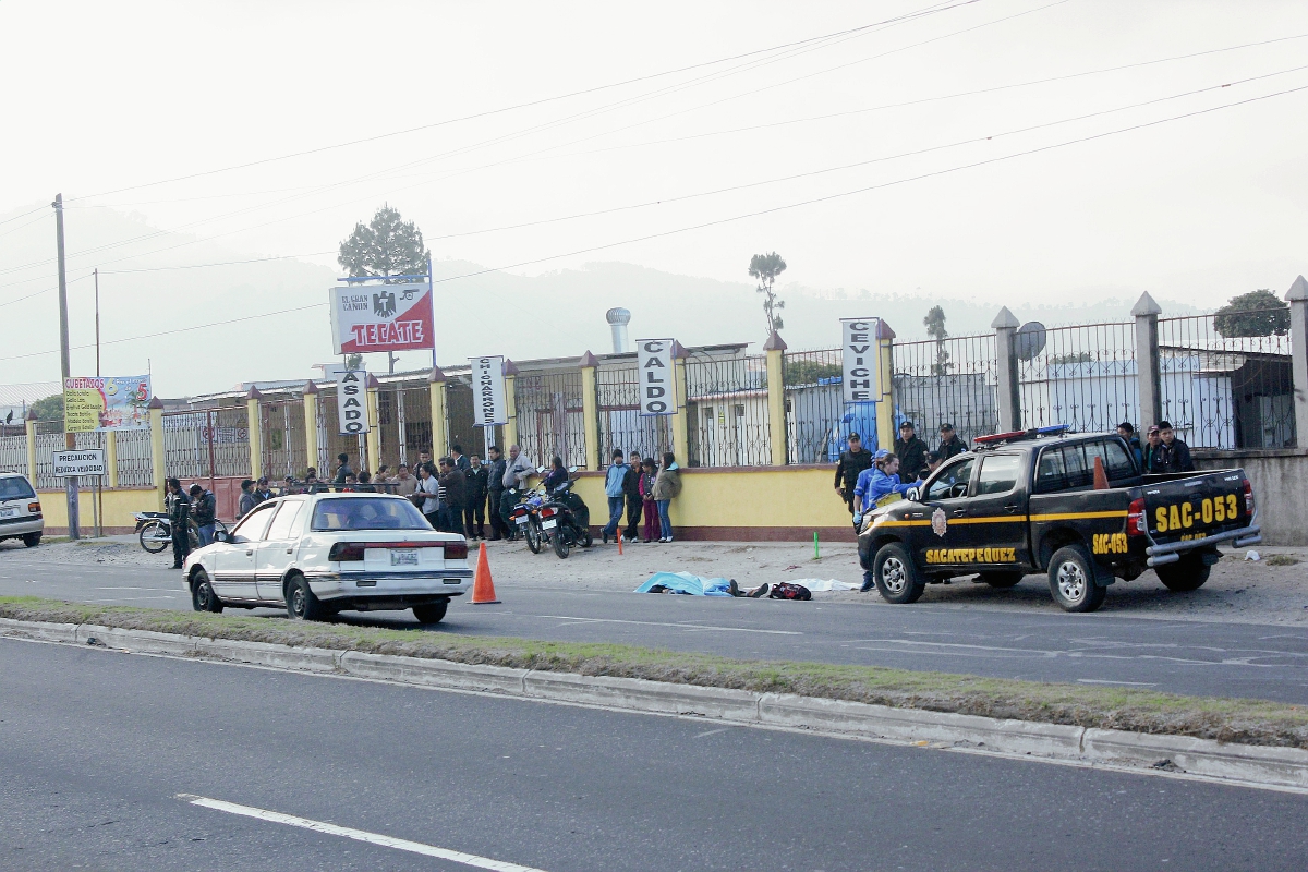 Miguel Arturo  Ardón López murió por politraumatismo, en el km 47.5 de la ruta Interamericana. Sumpango, Sacatepéquez. (Foto Prensa Libre: Renato Melgar)