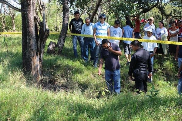 Vecinos de aldea El Peñoncito, El Progreso, Jutiapa, observan el lugar donde se localizó el cadáver. (Foto Prensa Libre: Óscar González)