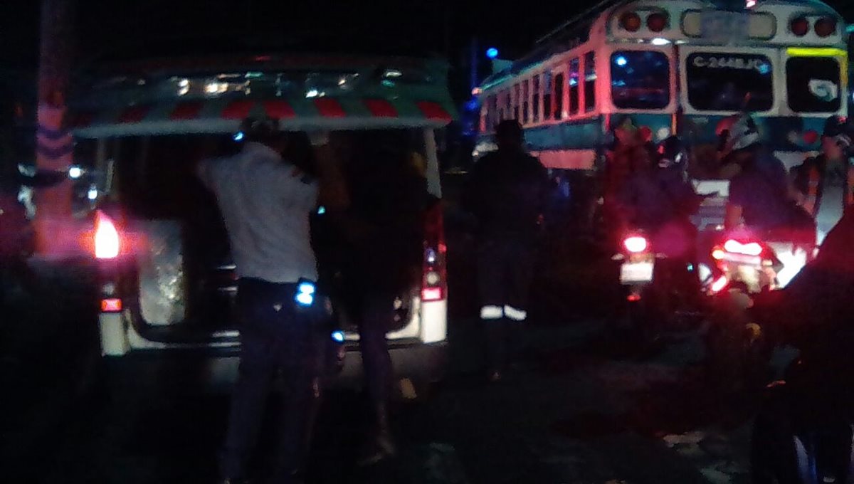 Un piloto de bus murió baleado y un supuesto sicario fue abatido por la policía en Villa Nueva. (Foto Prensa Libre: Dalia Santos)