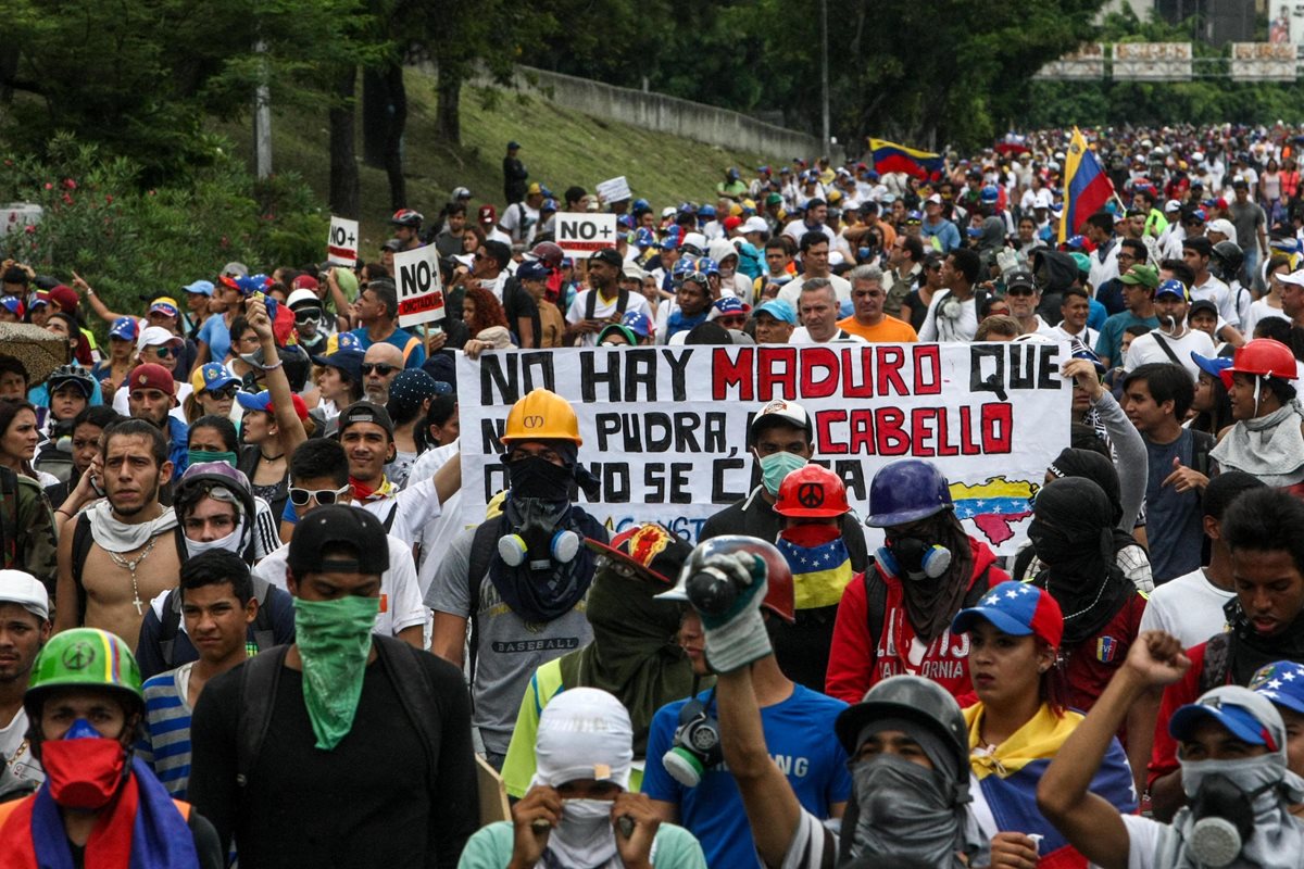 Opositores a Nicolás Maduro participan en una manifestación en Caracas, Venezuela.(Foto Prensa Libre: EFE).