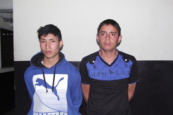 Roberto Milián Choguix, de 18 años, y Gustavo Ernesto García, de 21, capturados por extorsión en San Raymundo (Foto: PNC)